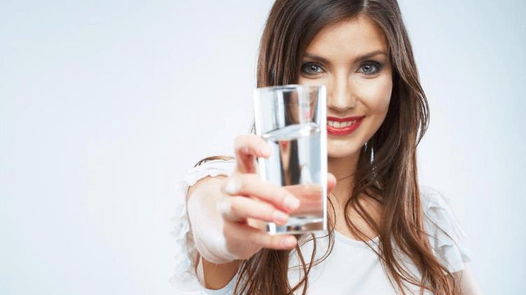 3 أوقات لشرب الماء تساعدك على التخص من الدهون