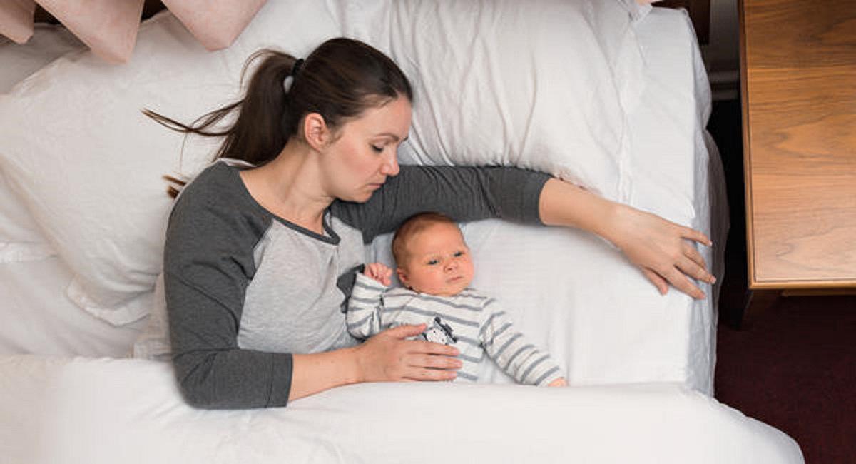 دراسة تحذر الآباء من النوم إلى جانب الأطفال