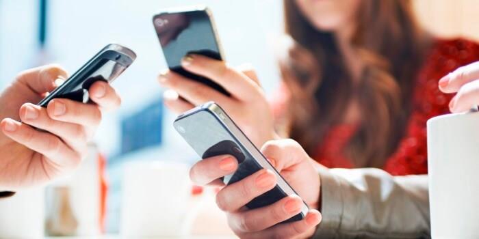 دراسة تكشف عن تأثير الهواتف المحمولة على العلاقات 