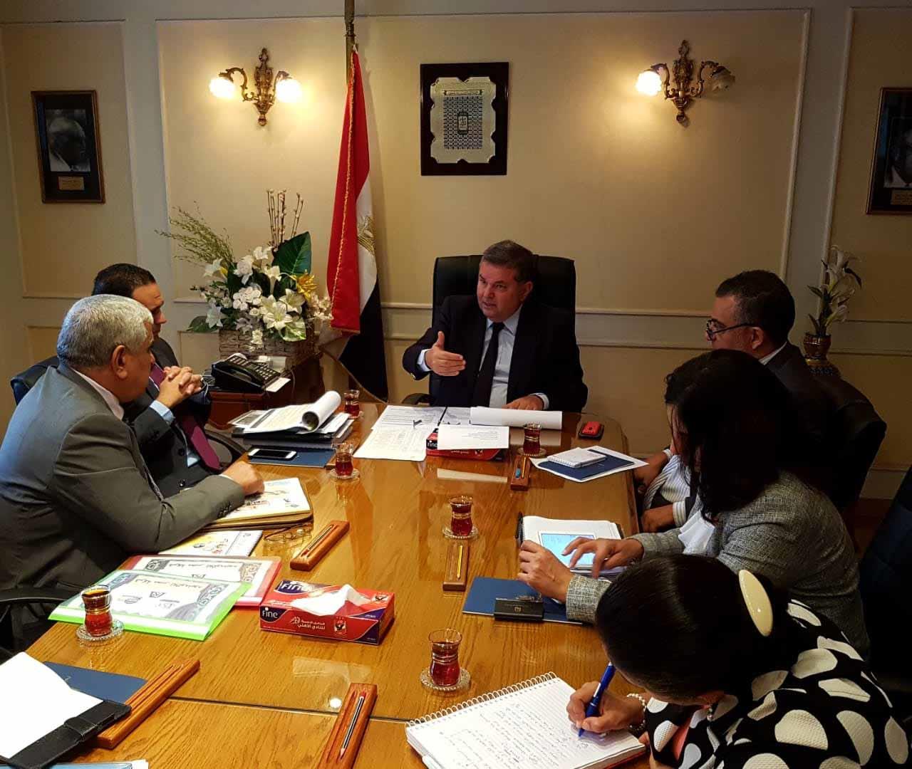 وزير قطاع الأعمال يتابع موقف مشروعات شركة مصر للأل