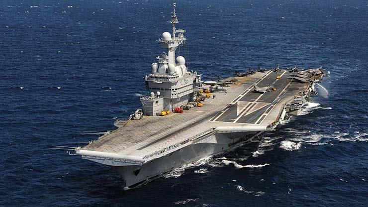 فرنسا سترسل حاملة طائرات إلى المحيط الهندي لحماية 