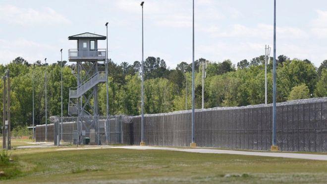 لقي سبعة نزلاء في سجن جنوب كارولينا مصرعهم في أحدا