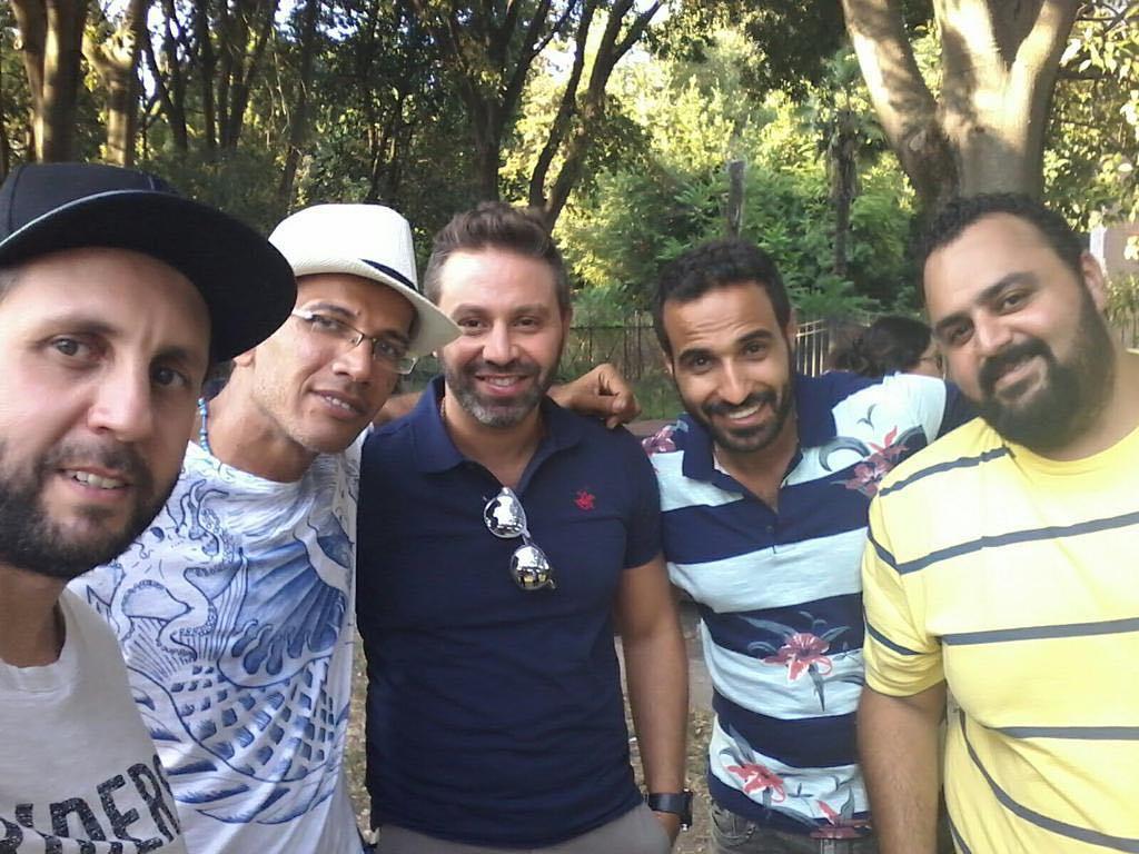 الفنان أحمد فهمي و حازم إمام  وأصدقائه شيكو وهشام 