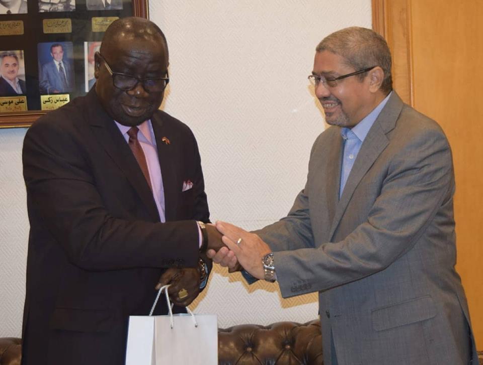رئيس غرفة القاهرة خلال لقائه مع سفير ليبيريا