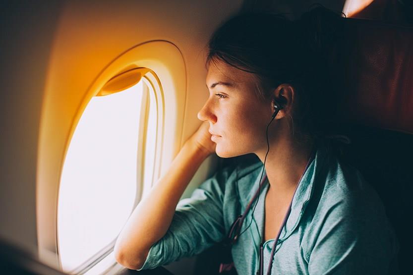 لماذا قد يميل البعض للبكاء خلال السفر بالطائرة؟