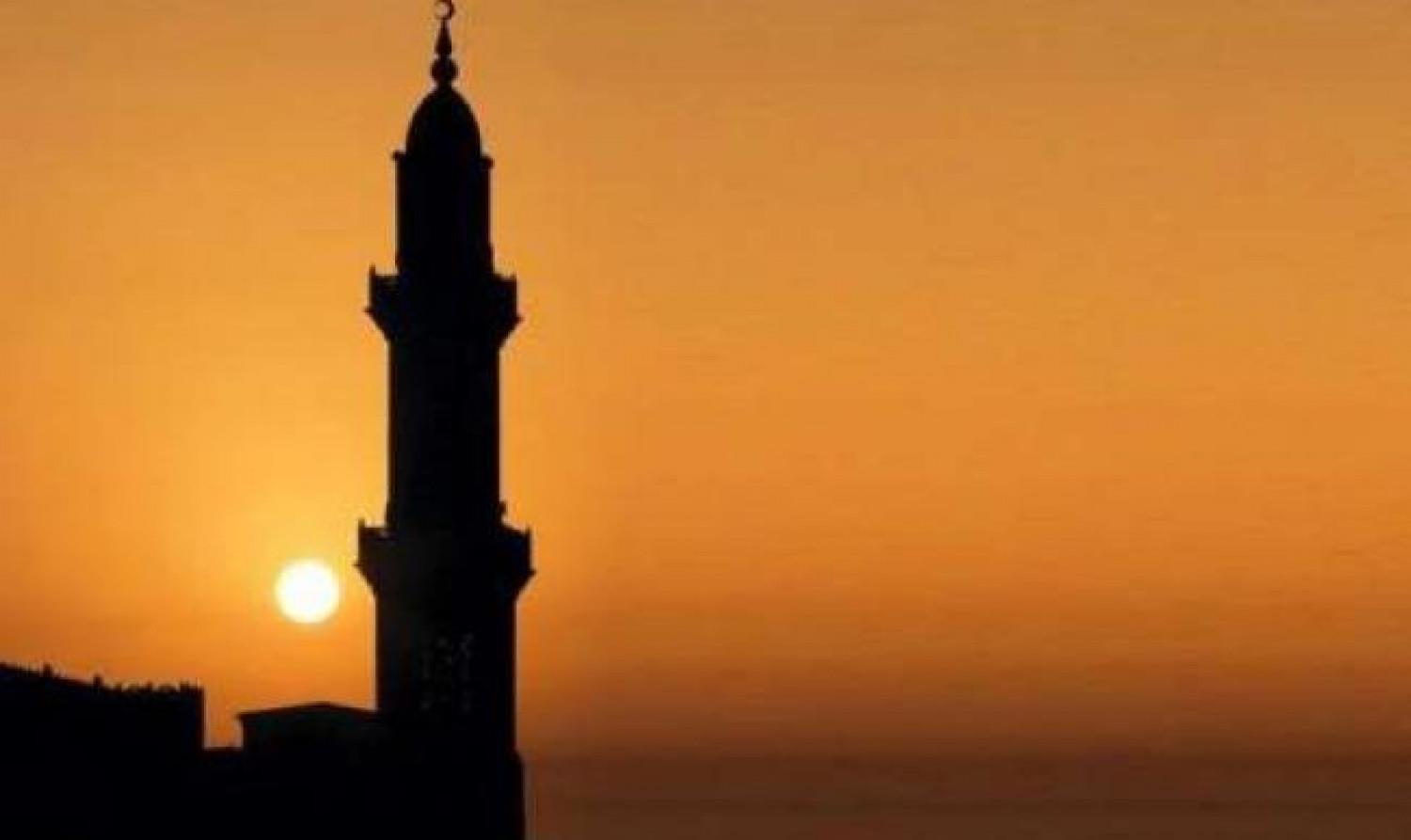 صيغة الأذان مع توقف الصلاة في المساجد