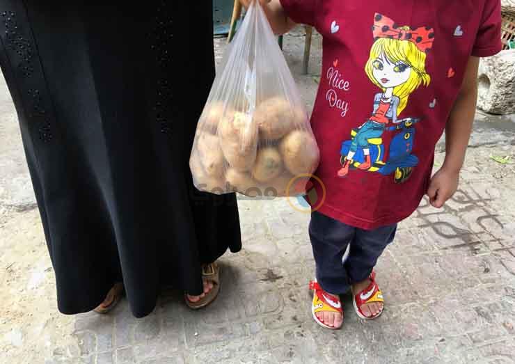 أمهات تشتري البطاطس من أجل ابنائها