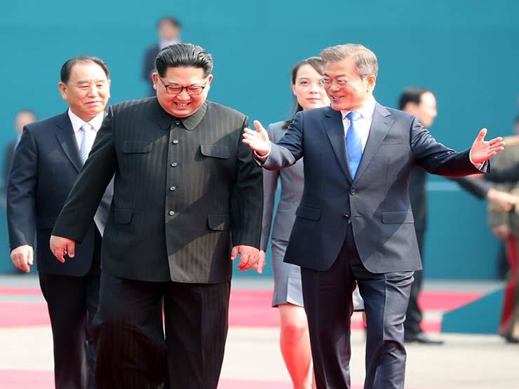 الزعيم الكوري الشمالي كيم جونج اون ونظيره الجنوبي