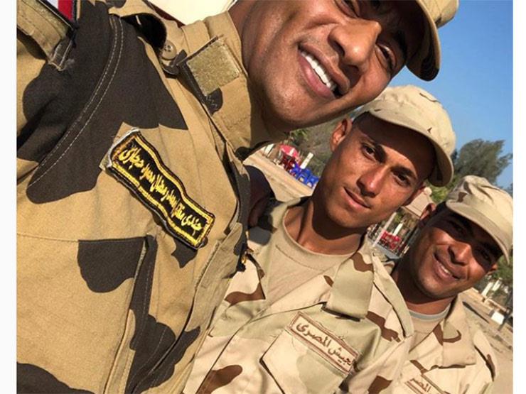 محمد رمضان بالزي العسكري مع اثنين من الجنود