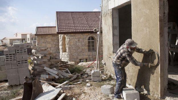 أرشيف- عمليات بناء في مستوطنة إسرائيلية قرب القدس