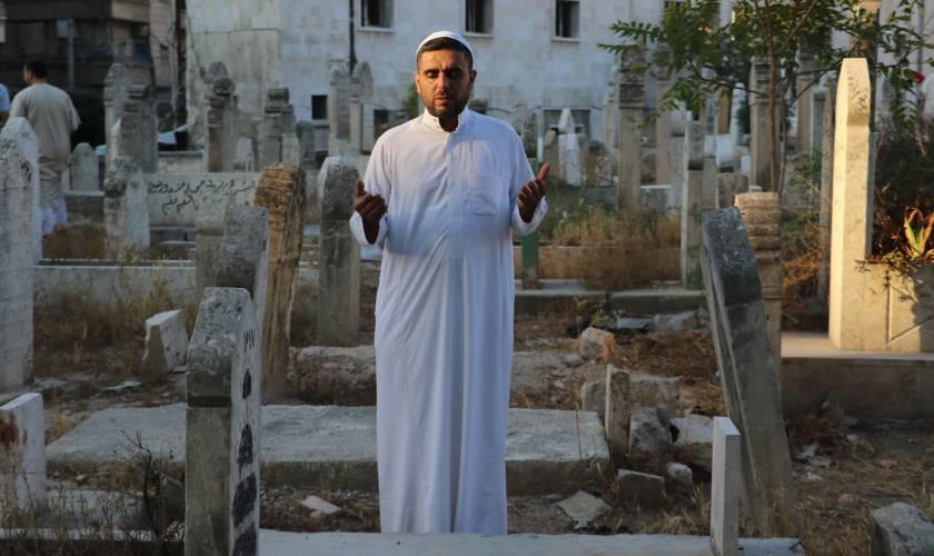  كيفية الدعاء عند دفن الميت.. "البحوث الإسلامية" ي
