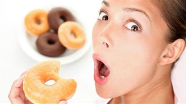 لماذا يشعر البعض بالصداع بعد تناول السكريات؟