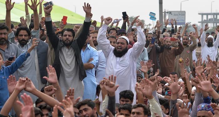 إسلاميو باكستان يشلون البلاد احتجاجا على حرية آسيا