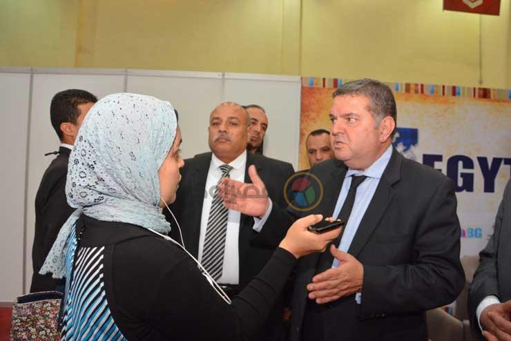 وزير قطاع الأعمال يتحدث لمحررة مصراوي