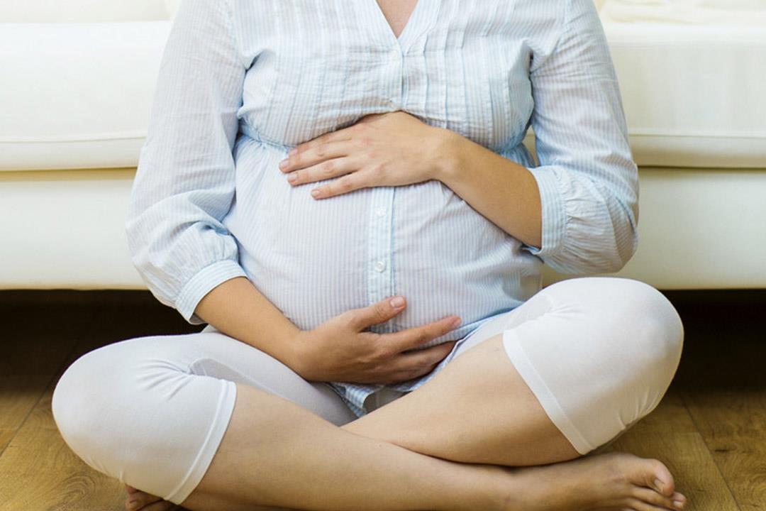 هل يجب وقف الرضاعة الطبيعية أثناء الحمل؟