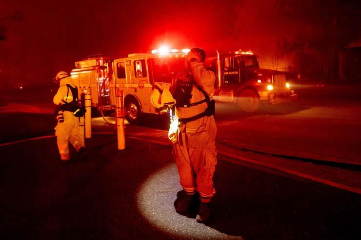 إخماد حريق وإجلاء عشرات الآلاف السكان في كاليفورني