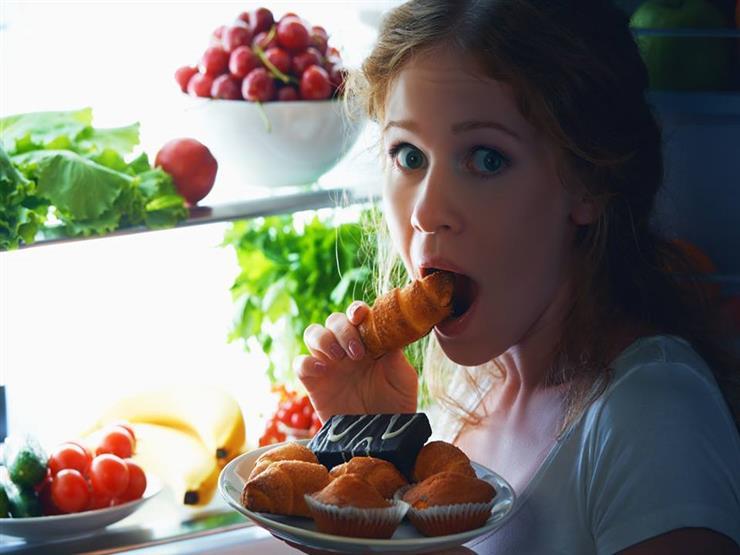   ما أضرار تناول الطعام قبل النوم مباشرةً؟