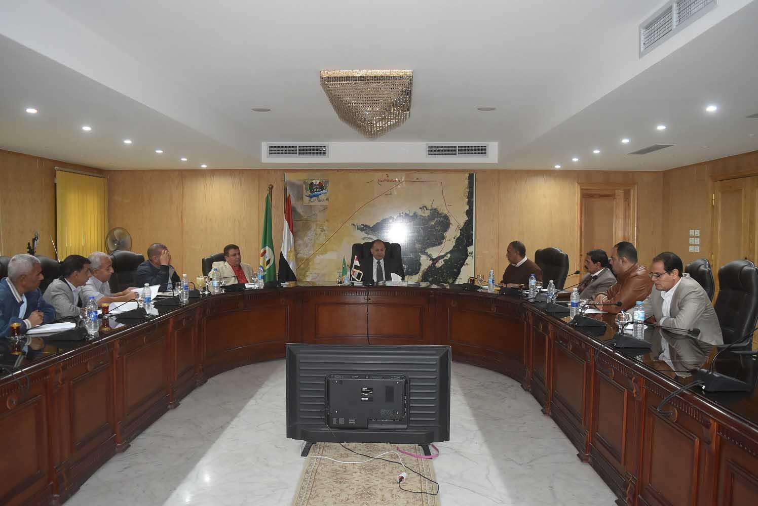 اجتماع محافظ الفيوم مع رؤساء مجالس المدن
