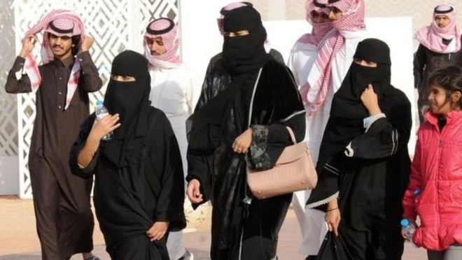المرأة السعودية يتعين عليها ارتداء العباءة في الأم