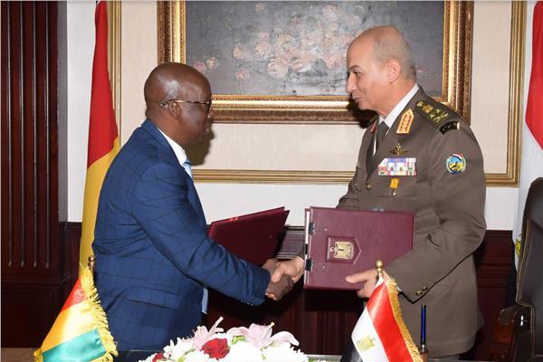 جانب من توقيع بروتوكول تعاون عسكري مع غينيا