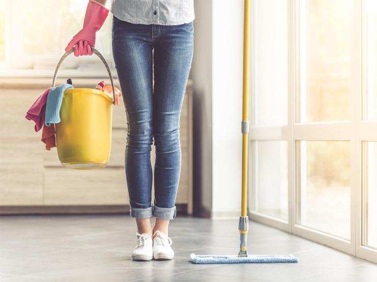   9 أخطاء تقومين بها عند تنظيف منزلك.. منها "غسل ا