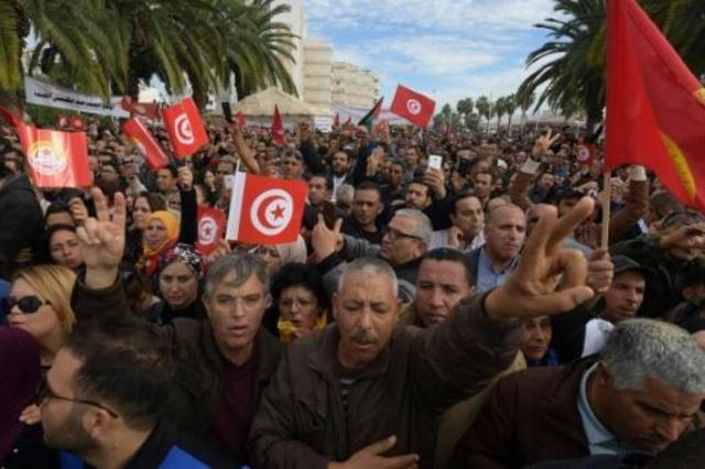 تونسيون يحتجون في العاصمة التونسية خلال اضراب عام 