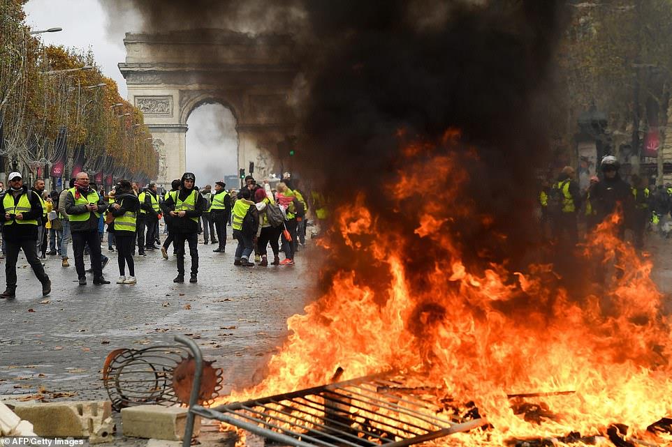 احتجاجات حركة السترات الصفراء بفرنسا