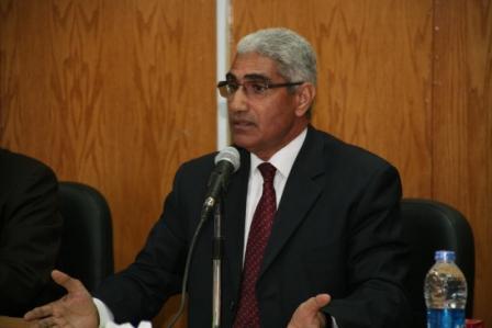 الدكتور عباس محمد منصور رئيس جامعة جنوب الوادي