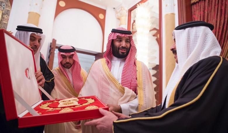 ملك البحرين يمنح ولي العهد السعودي وسام