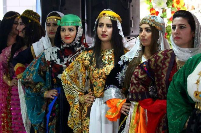 عملت النساء الكرديات على مشروع القرية منذ مارسآذار
