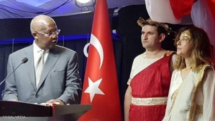 فستان السفيرة التركية الذي أثار الجدل