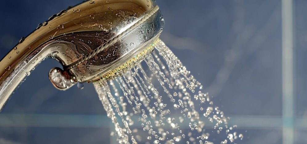  لماذا يعتبر دش الاستحمام مصدرًا للتلوث والأمراض؟
