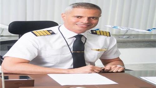الطيار أحمد عادل رئيس مصر للطيران