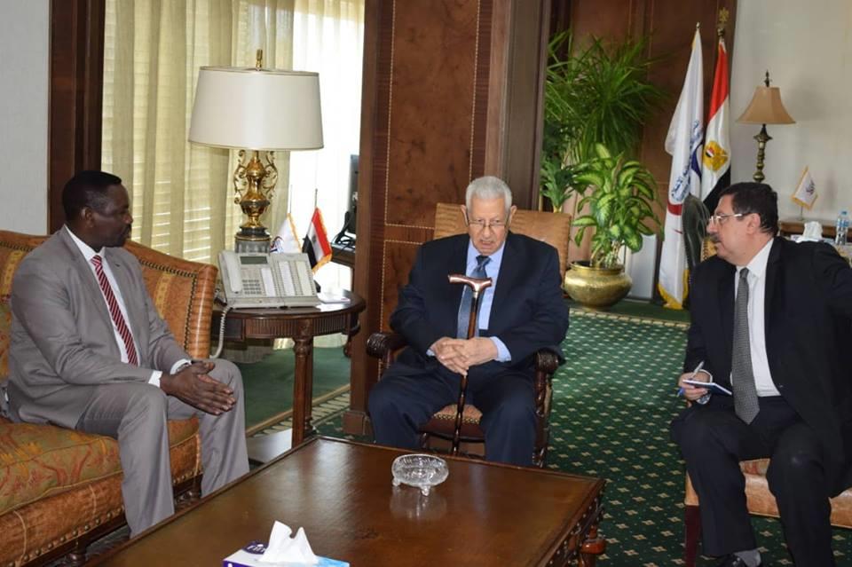مكرم ووزير الإعلام السوداني يعلنان تفعيل ميثاق الش