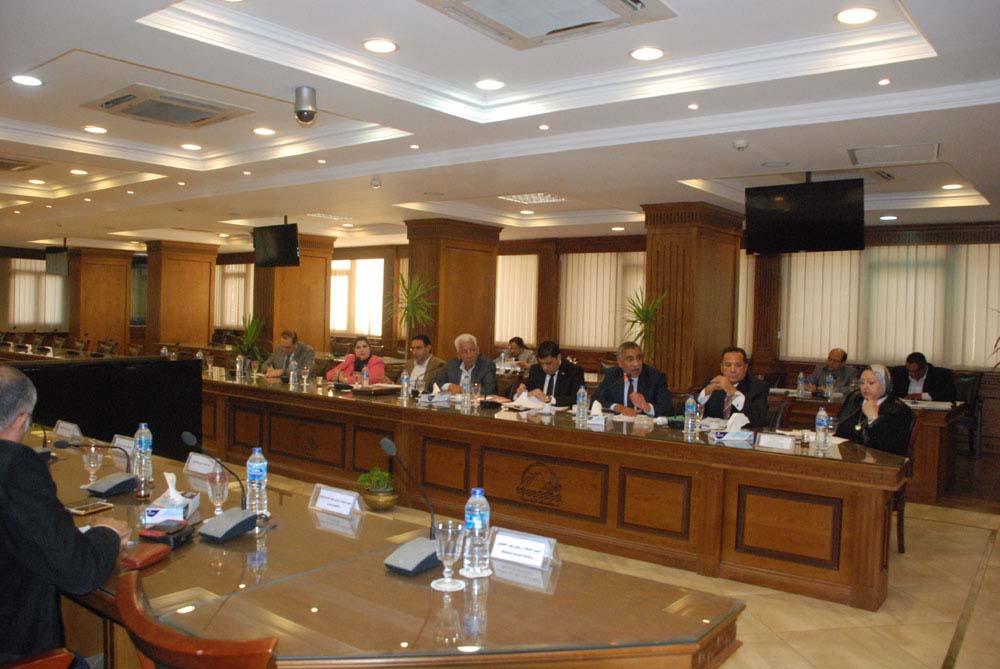 محافظ الجيزة خلال اللقاء الذي عقده مع أعضاء مجلس ا