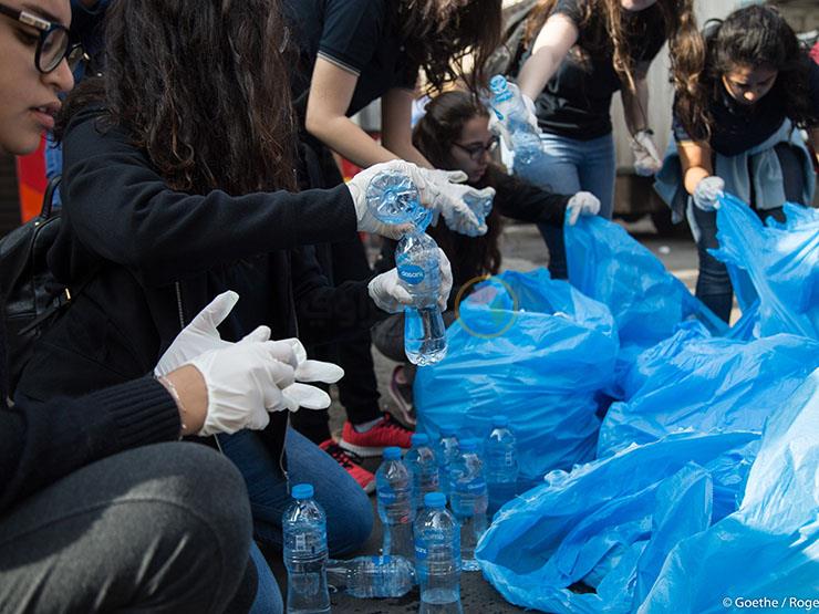 طلاب مدرسة يجمعون البلاستيك لإعادة تدويره