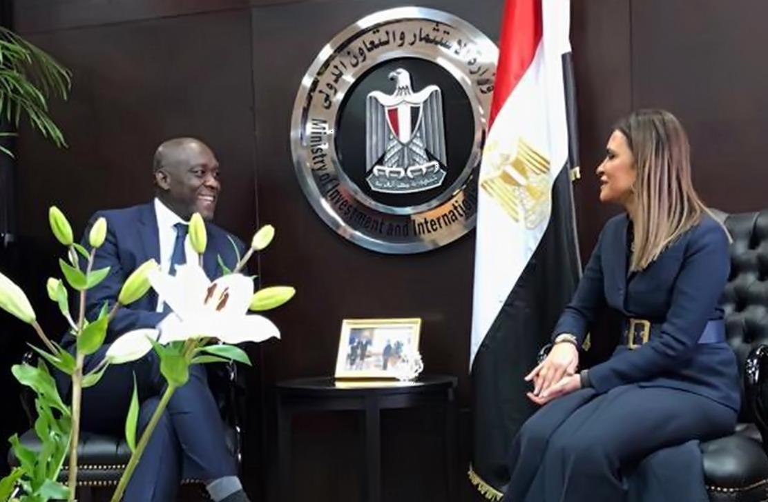  وزيرة الاستثمار خلال لقائها مع نائب رئيس البنك ال
