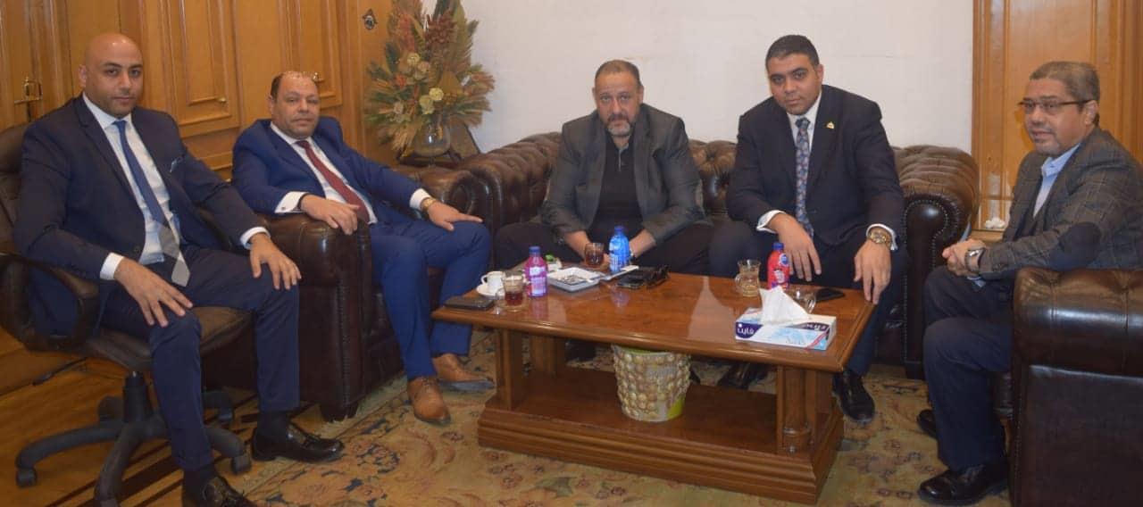 رئيس غرفة القاهرة خلال اجتماعه مع عدد من نواب البر