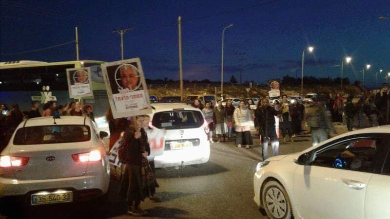 مستوطنون إسرائيليون يتظاهرون مرددين هتافات عنصرية 