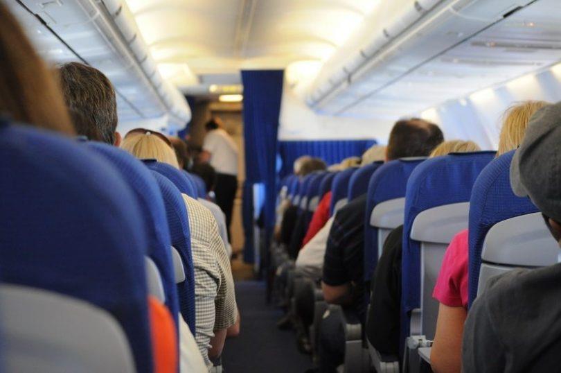 ماذا تفعل إذا أزعجتك رائحة شخص على متن الطائرة؟