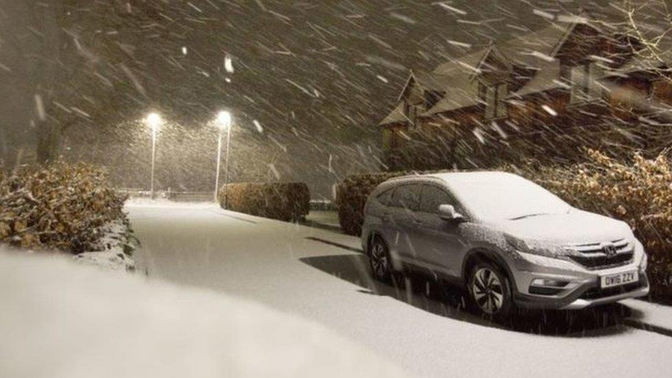 العاصفة ديردرا تجتاح بريطانيا بالثلوج وتقطع الكهرب