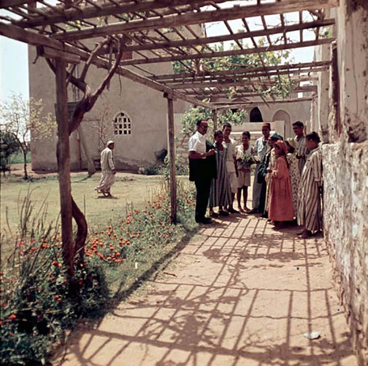 1961- Ramses with the weavers (1)