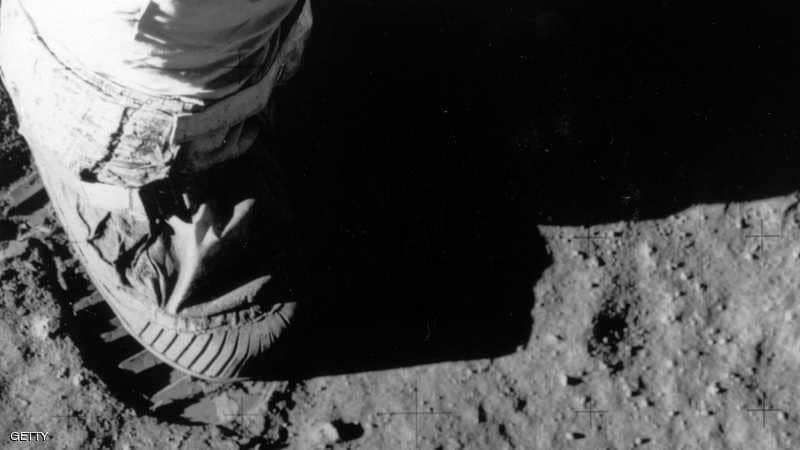 بيع حذاء ارتداه رائد الفضاء الأميركي نيل أرمسترونغ