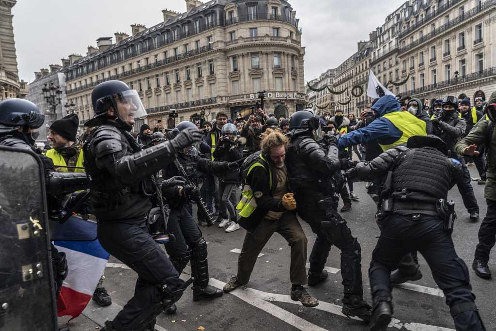 احتجاجات السترات الصفراء - فرنسا
