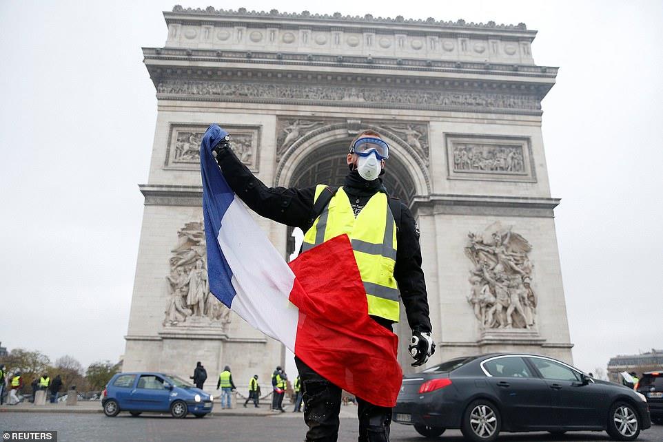 بلدية باريس تقرر إغلاق قوس النصر بسبب الاحتجاجات
