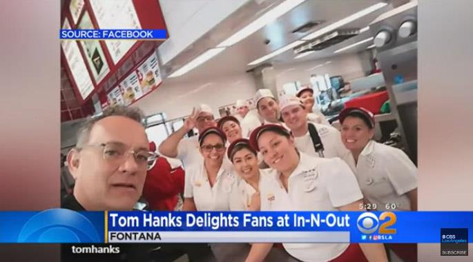 توم هانكس مع عمال المطعم رئيسية