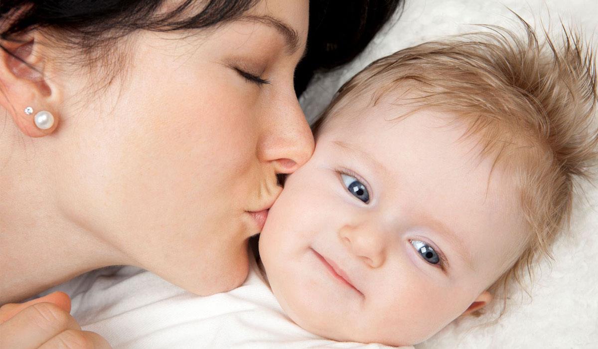 هل يشكل التقبيل خطرًا على صحة الرضيع؟