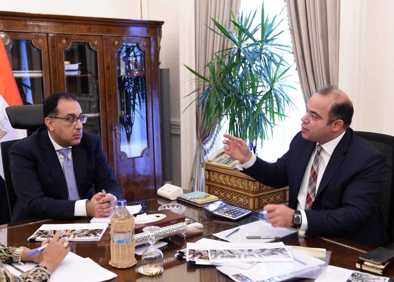 رئيس الوزراء خلال اجتماعه مع رئيس البورصة