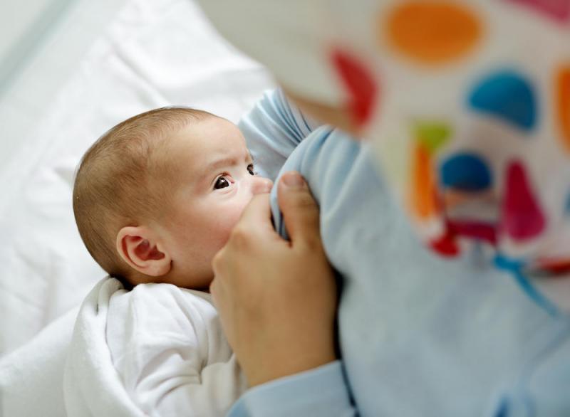 الرضاعة الطبيعية تعزز مناعة الأطفال