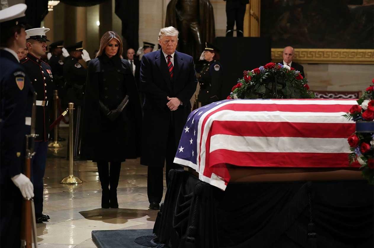 ترامب وميلانيا يلقيان نظرة الوداع على بوش الأب